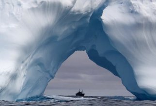 Возле айсберга, страшно и красиво (25 фото)
